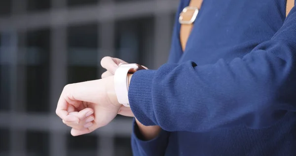 Donna Che Utilizza Orologio Intelligente — Foto Stock