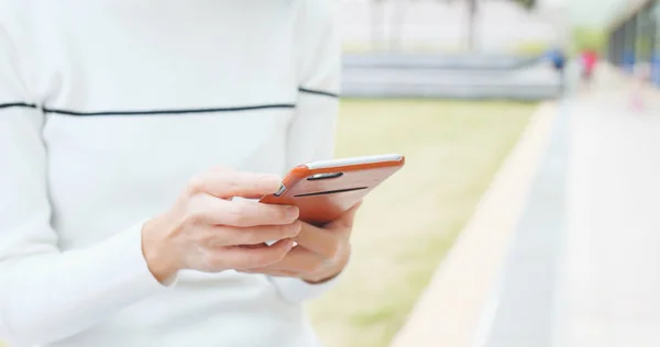 Woman Holding Mobile Phone — Stock Photo, Image