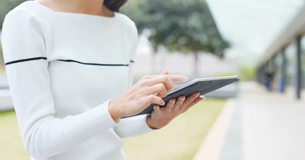 Vrouw Met Tabletcomputer — Stockfoto