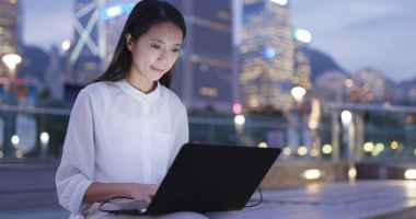 Genç işkadını dizüstü bilgisayarda çalışma gece 