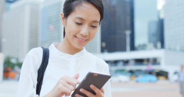 Akıllı telefon kullanan Asyalı kadın