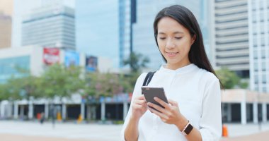 Akıllı telefon kullanan Asyalı kadın