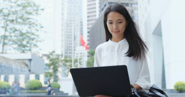 Dizüstü bilgisayarda çalışan Asyalı kadın