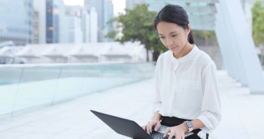 Dizüstü bilgisayarda çalışan Asyalı kadın