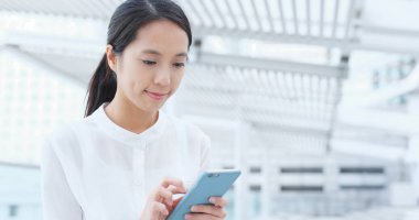 Akıllı telefon kullanan Asyalı kadın