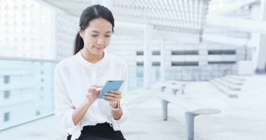 Akıllı telefon kullanan Asyalı kadın