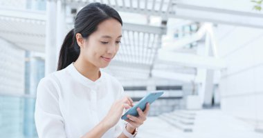 Akıllı telefon kullanan Asyalı kadın