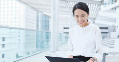 Dizüstü bilgisayarda çalışan Asyalı kadın