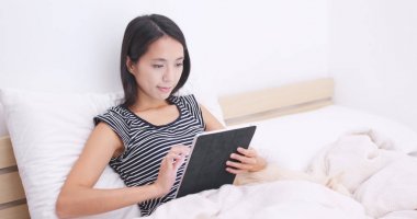 Kadın köpeğini tablet bilgisayar bak 