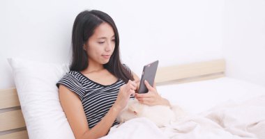 Köpeğiyle cep telefonu kullanan kadın 