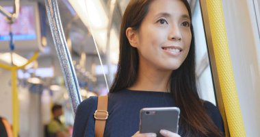 Hareket eden telefon içinde tren bölme kullanan kadın 