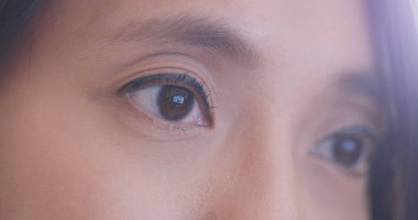 Bilgisayar ekranında izlerken kadın 