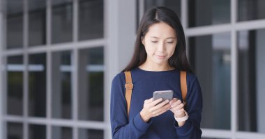 Cep telefonu kullanan kadın 