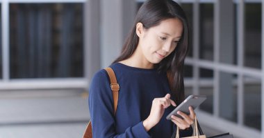 Cep telefonu kullanan kadın 