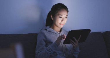 evde tablet bilgisayar kullanan kadın 