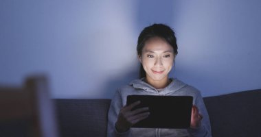 evde tablet bilgisayar kullanan kadın