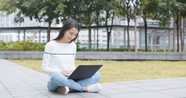 Dizüstü bilgisayar kullanan kadın 