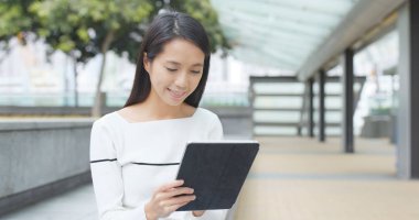 Tablet bilgisayar açık, kullanan kadın 