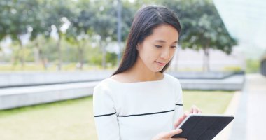 Dijital tablet bilgisayar tutan genç kadın 