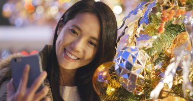 Selfie Noel ağacı süsle cep telefonu alarak kadın 