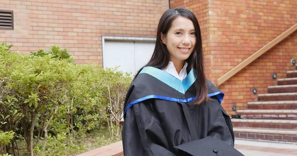 Mezuniyet şapka ile Asyalı kadın