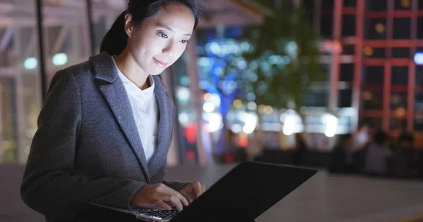 Zakenvrouw Met Behulp Van Zakboekje Computer Nachts — Stockfoto