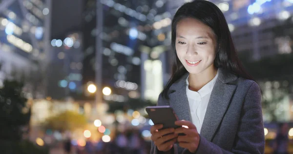 Empresaria Usando Smartphone Hong Kong Por Noche —  Fotos de Stock
