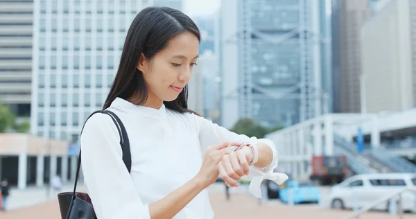 Asiatique Femme Aide Smart Watch — Photo