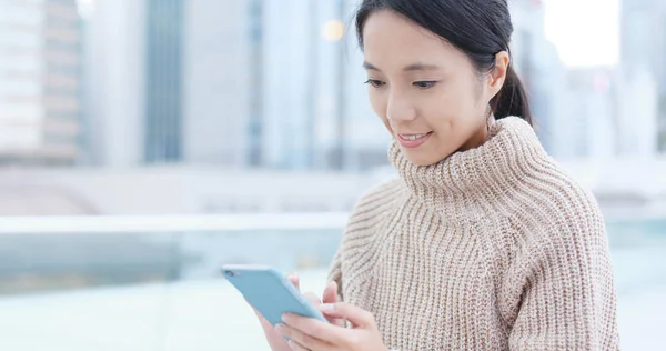 Aziatische Vrouw Met Smartphone — Stockfoto