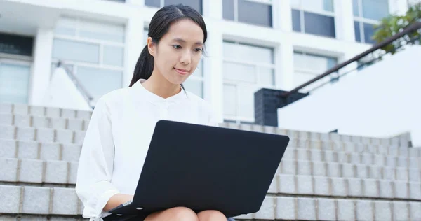 Asiatisk Kvinne Som Jobber Med Bærbar Datamaskin – stockfoto