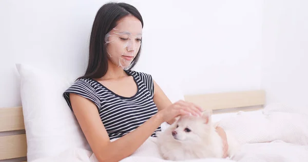 Alkalmazni Papír Maszkot Ágyon Játszani Kutyájával — Stock Fotó