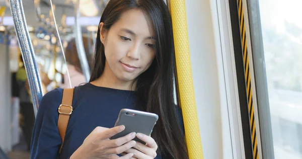 Tren bölmesi yanıtlama müşteri mesajı için cep telefonu kullanarak cep telefonu, mobil ofis kavramı, çalışan kadın 