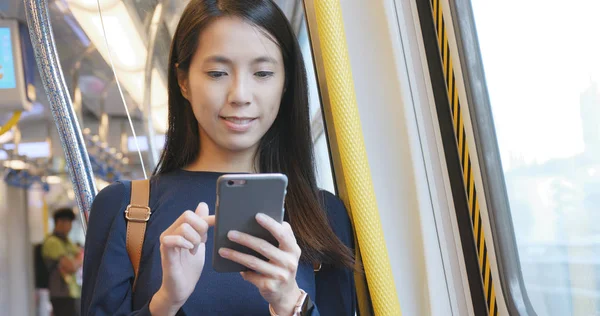 Hareket eden telefon içinde tren bölme kullanan kadın 