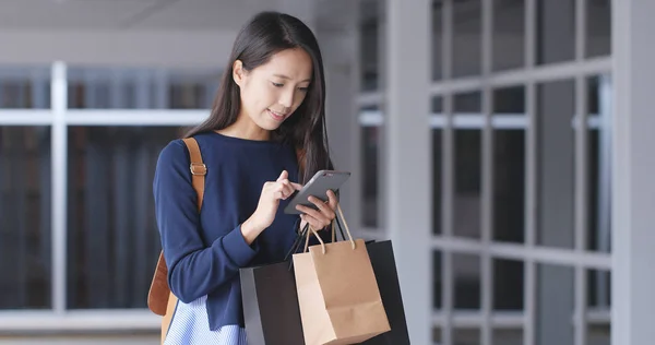 Mulher Usando Telefone Celular Segurando Sacos Compras — Fotografia de Stock