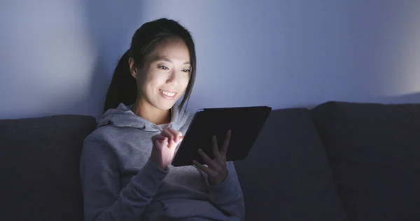 Mujer Mirando Tableta Digital Casa Por Noche Mira Tableta Digital —  Fotos de Stock