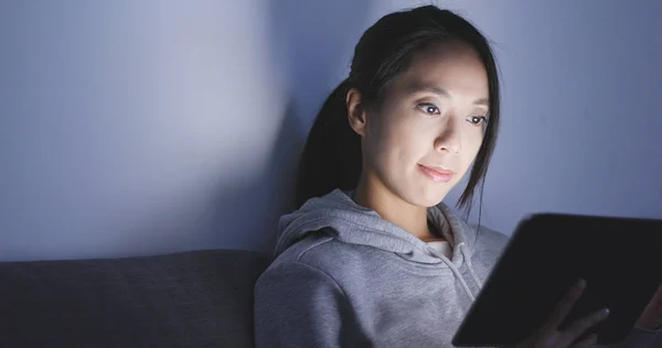 Vrouw Die Nachts Een Tablet Gebruikt — Stockfoto