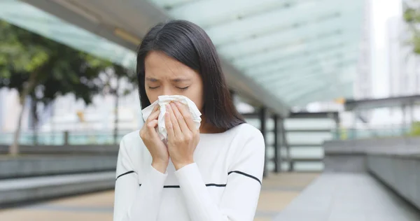 Mujer Joven Estornudar Aire Libre — Foto de Stock