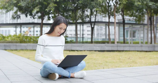 Dizüstü bilgisayar kullanan kadın 