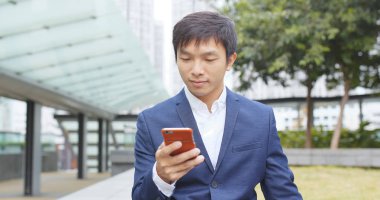 Cep telefonu kullanan iş adamı