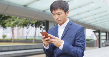 Elinde Smartphone kullanarak iş adamı