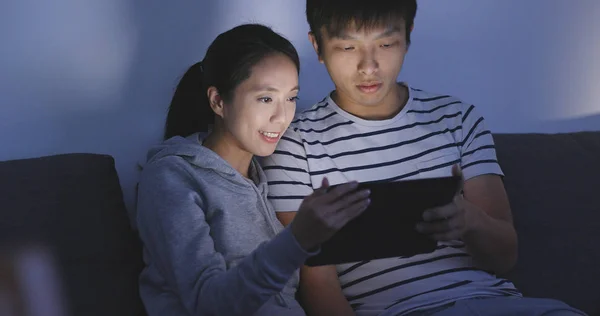 Ehepaar Nutzt Tablet Computer Hause — Stockfoto