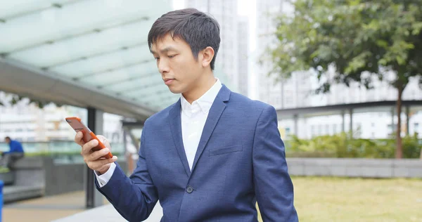 Geschäftsmann Nutzt Handy Freien — Stockfoto