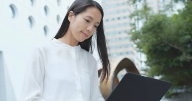 Dizüstü bilgisayar ve dizüstü bilgisayar kullanan kadın 