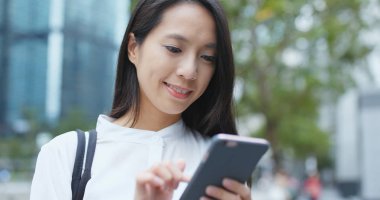 Şehirde cep telefonu kullanan kadın 