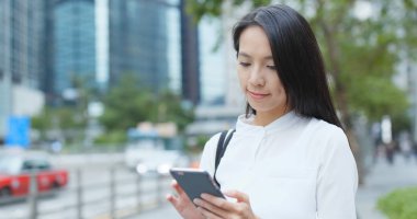 Cep telefonu ve akıllı izle şehirde kullanan kadın 
