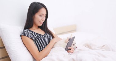 Pomeranian köpek vasıl ev ile cep telefonu kullanan kadın 