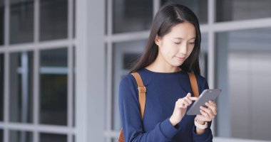 Cep telefonu kullanan kadın 