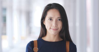 Kameraya gülümseyen genç kadın 