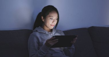 evde tablet bilgisayar kullanan kadın 