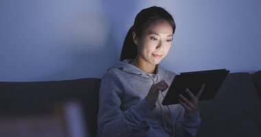 Bak dijital tablet akşamları evde dijital tablet bilgisayar arayan kadın 